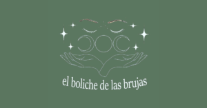Logo verde de El boliche de las brujas, con manos, lunas y estrellas