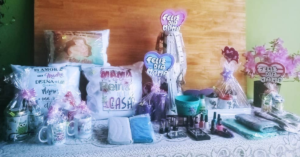Fotografía de productos artesanales de Moni Sánchez Creaciones: almohadones y regalos personalizados sobre una mesa