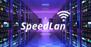 Imagen de un data center con luces violetas, ícono de wifi y el texto SpeedLan Internet