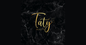 Logo dorado de Taty Beauty sobre fondo de mármol negro