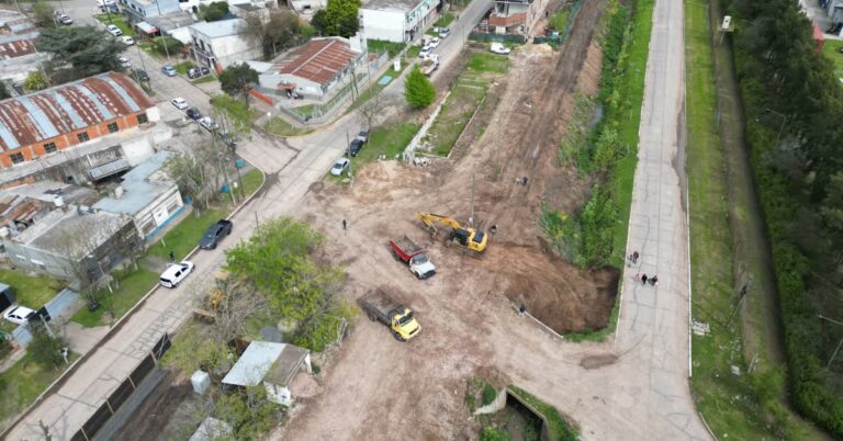 Vista aérea de la obra del canal pluvial en calle 611, El Pato